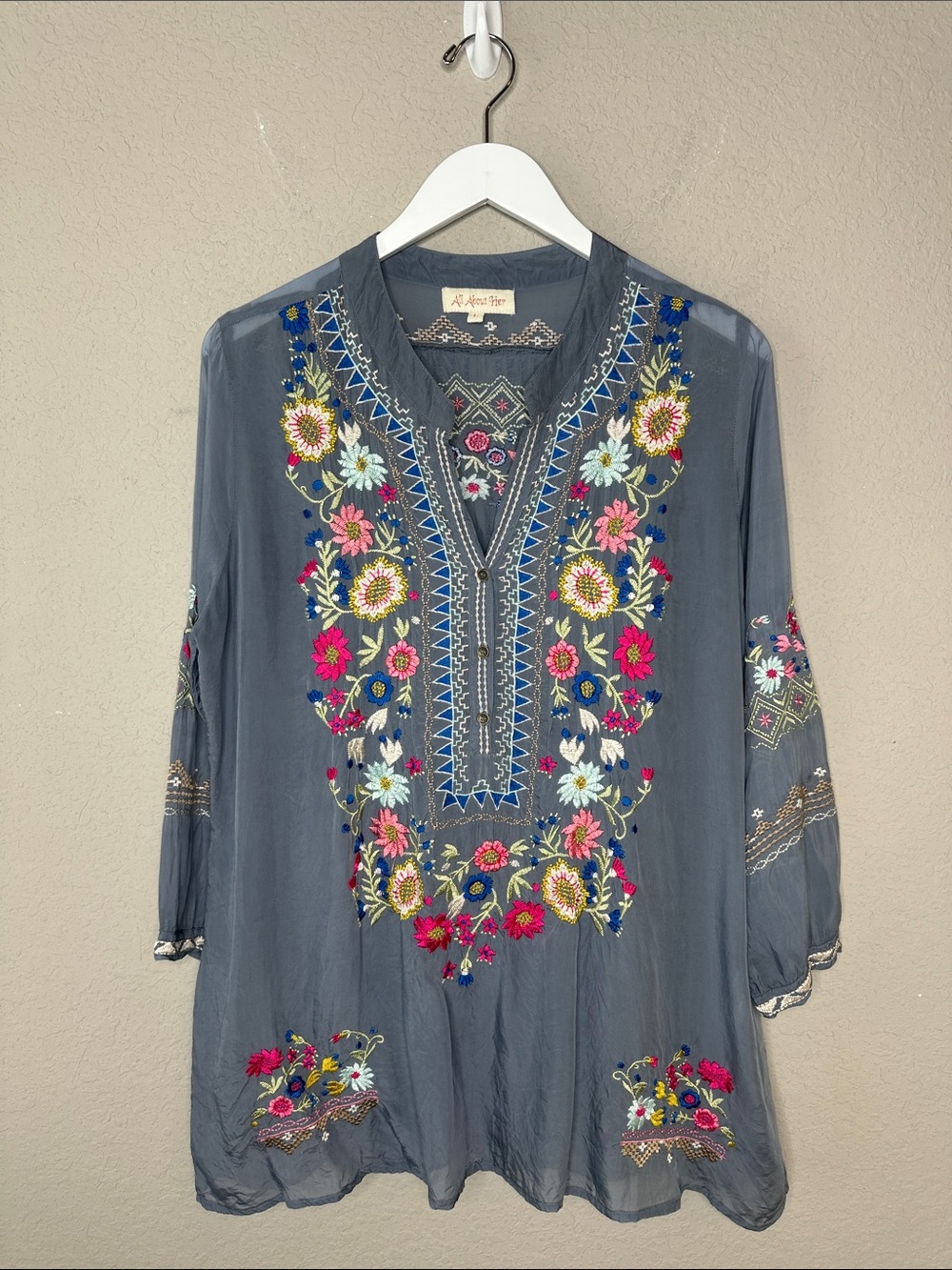 All About Her Women's Floral Embroidered Boho Long Sleeve Tunic Size Large Grey